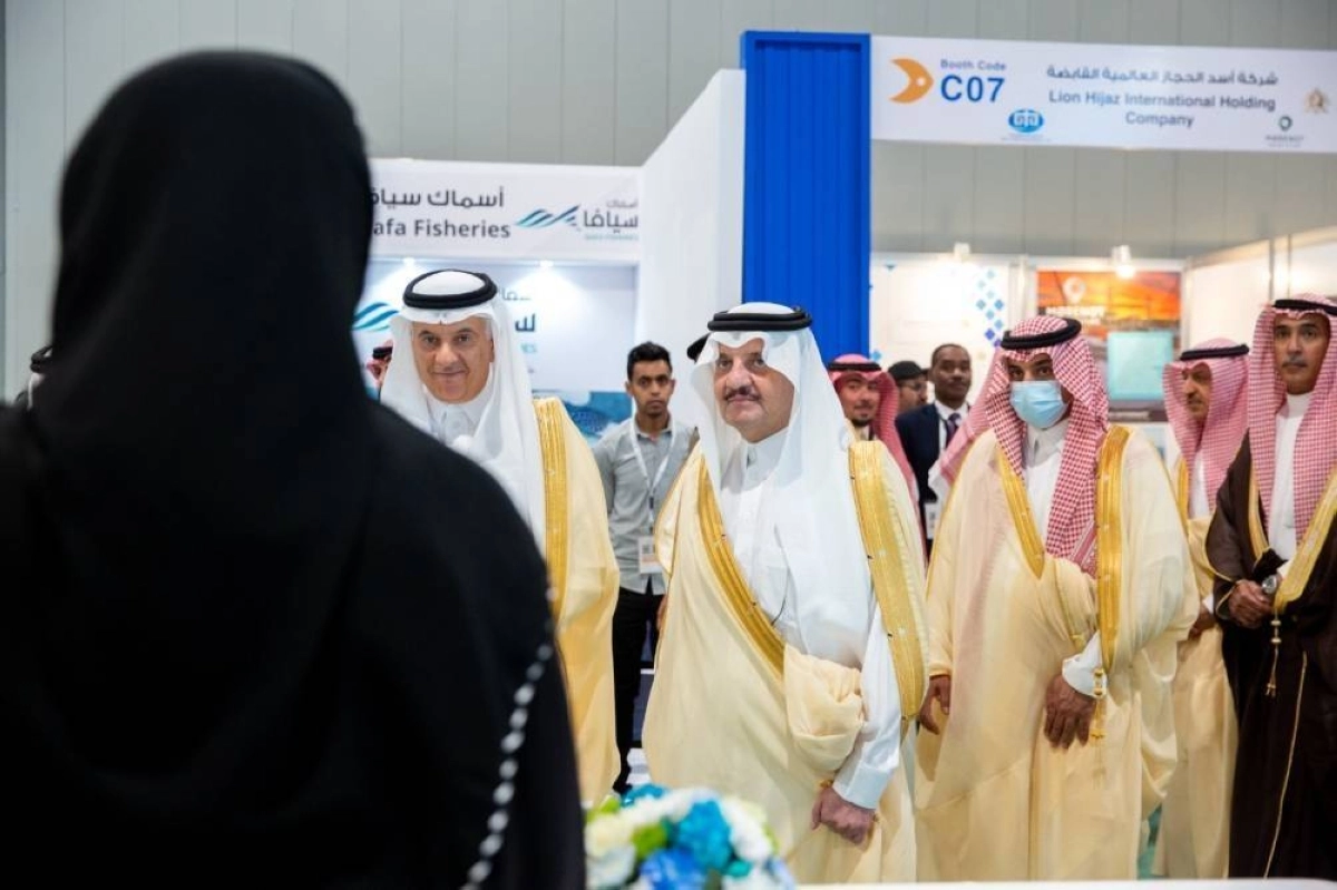 الامير سعود بن نايف وجولة في المعرض بمرافقة وزير البيئة 