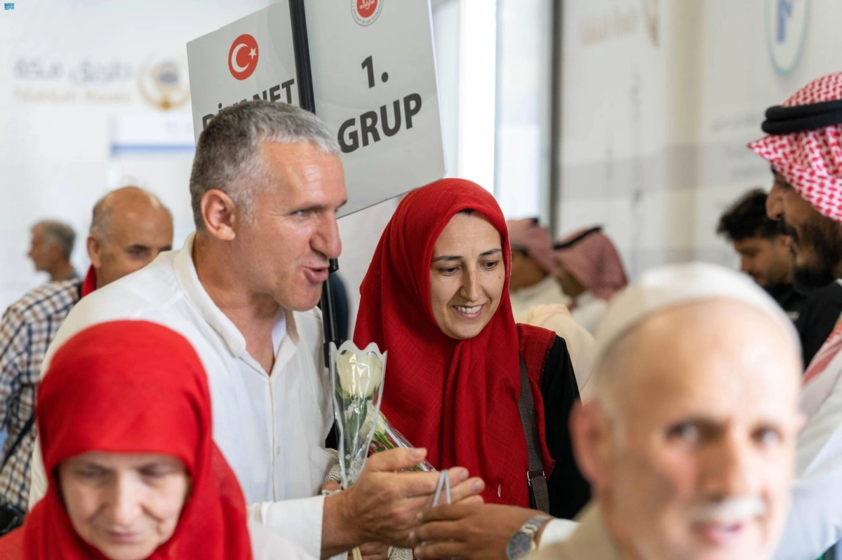 

استقبال الحجاج بالورد