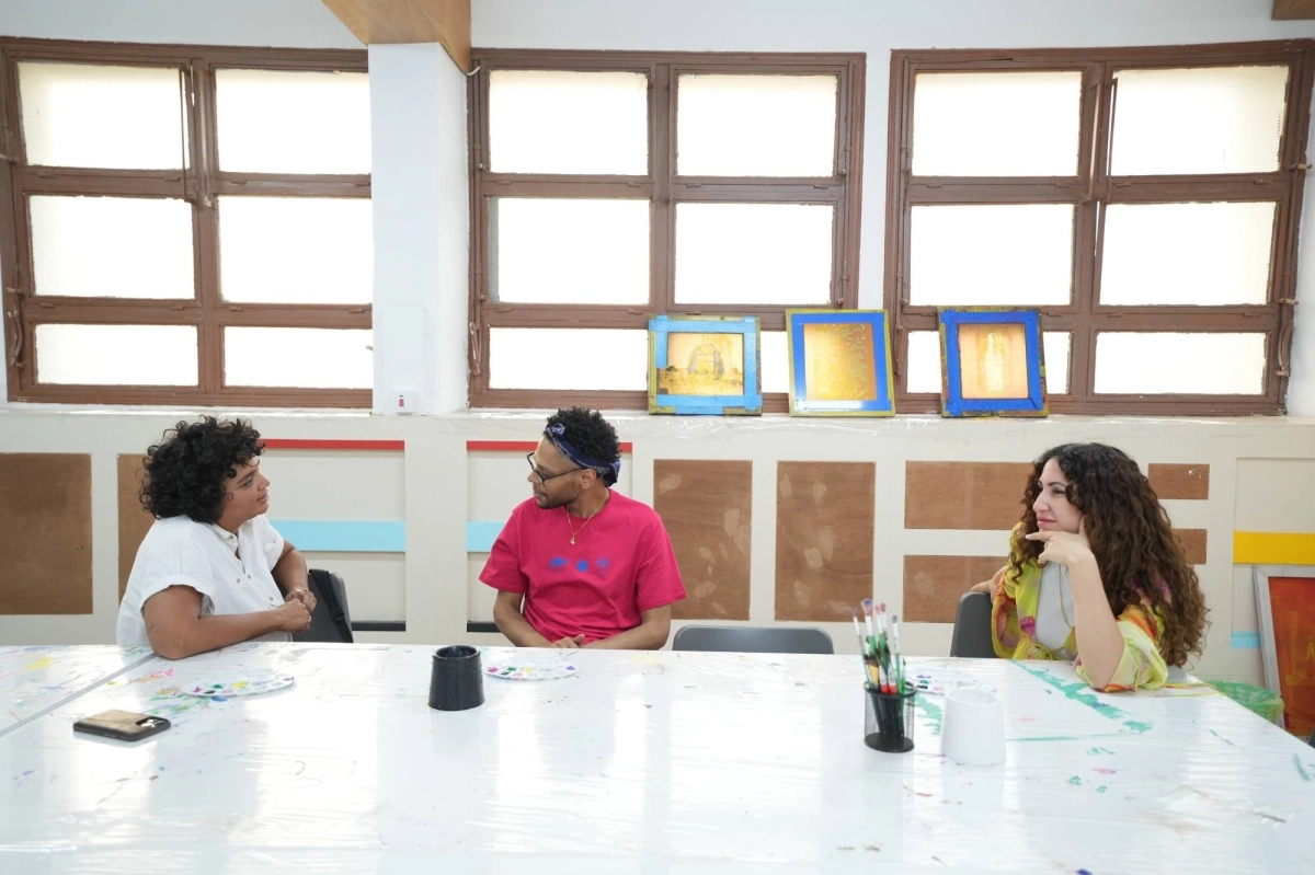 الفنانين في ورشة العمل