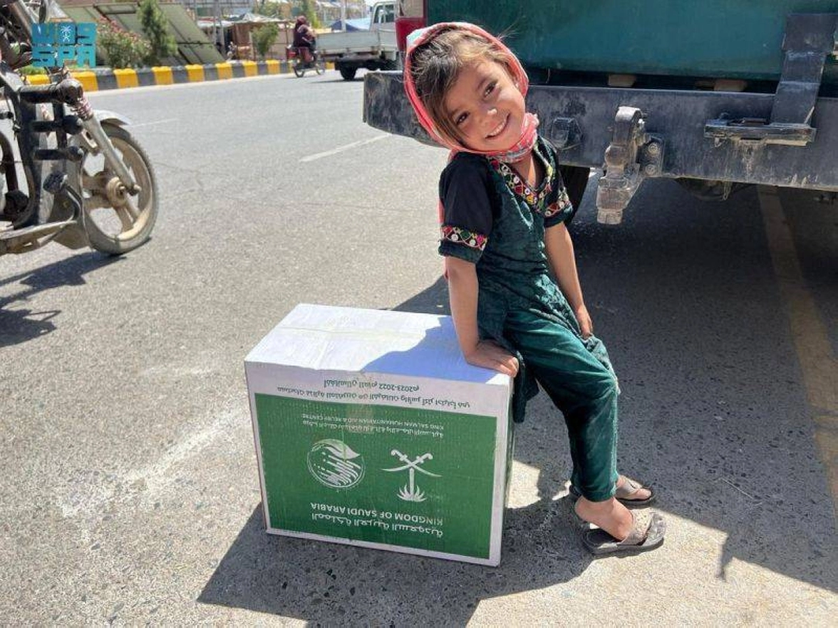 

طفلة تجلس سعيدة بعد تسلم السلة                         (واس)