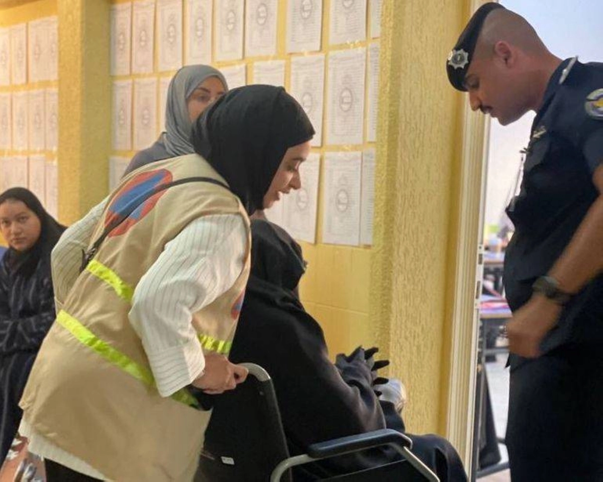 سيدة مسنة تشارك بصوتها (مكة)