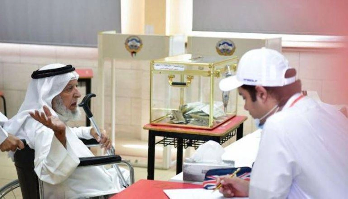 أحد كبار السن داخل أحد مركز الاقتراع