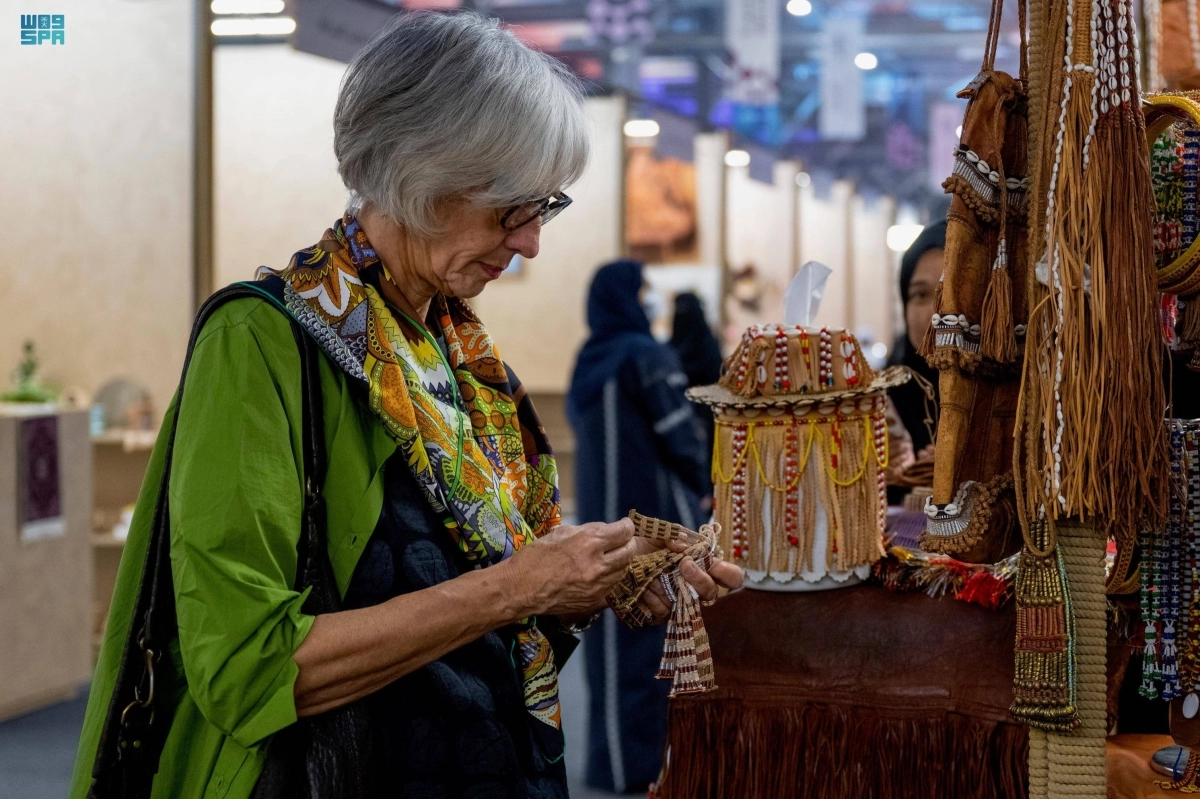 

زائرة أجنبية تتعرف على المقتنيات الموجودة                                                        (مكة)