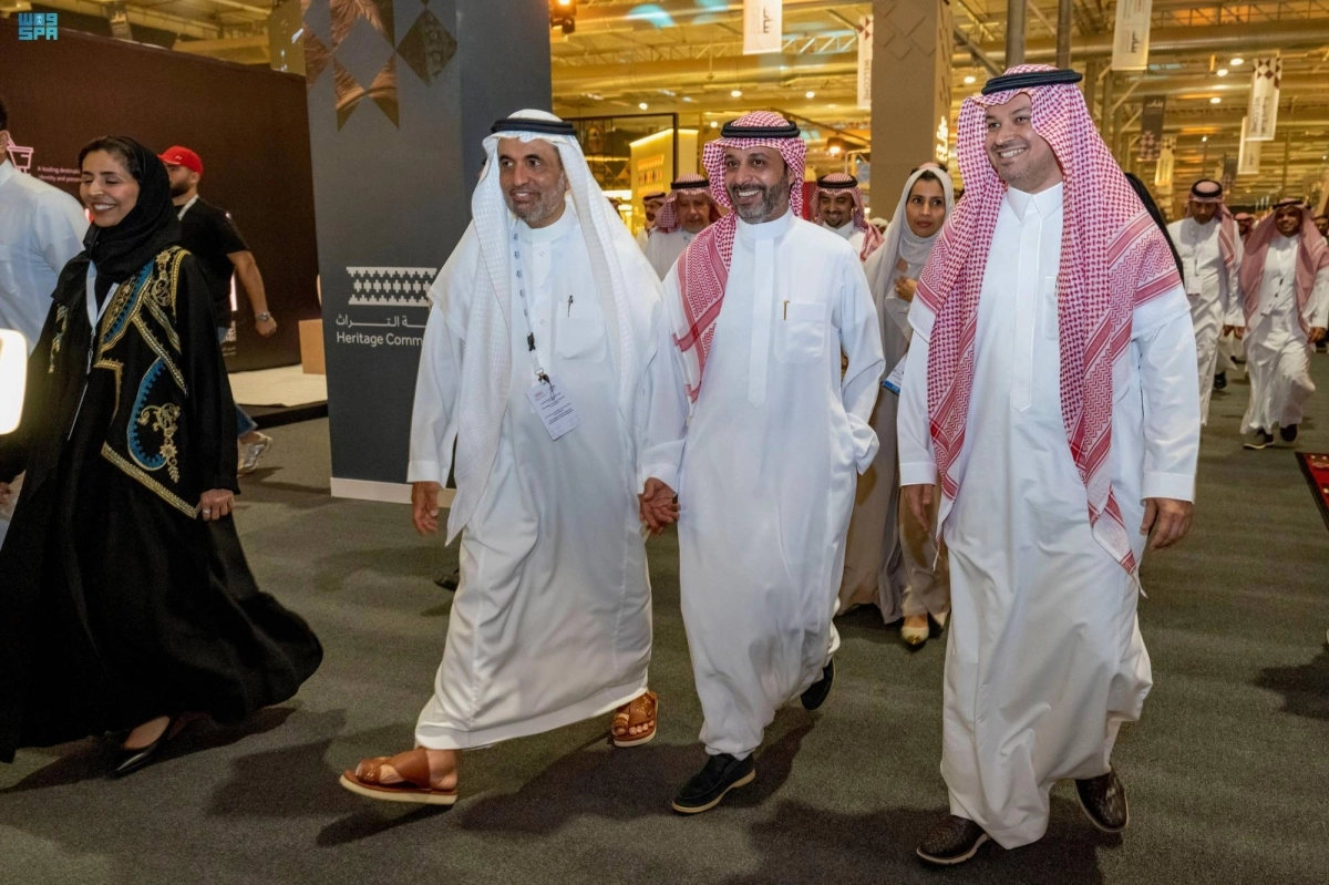 

نائب وزير الثقافة يتجول في المعارض