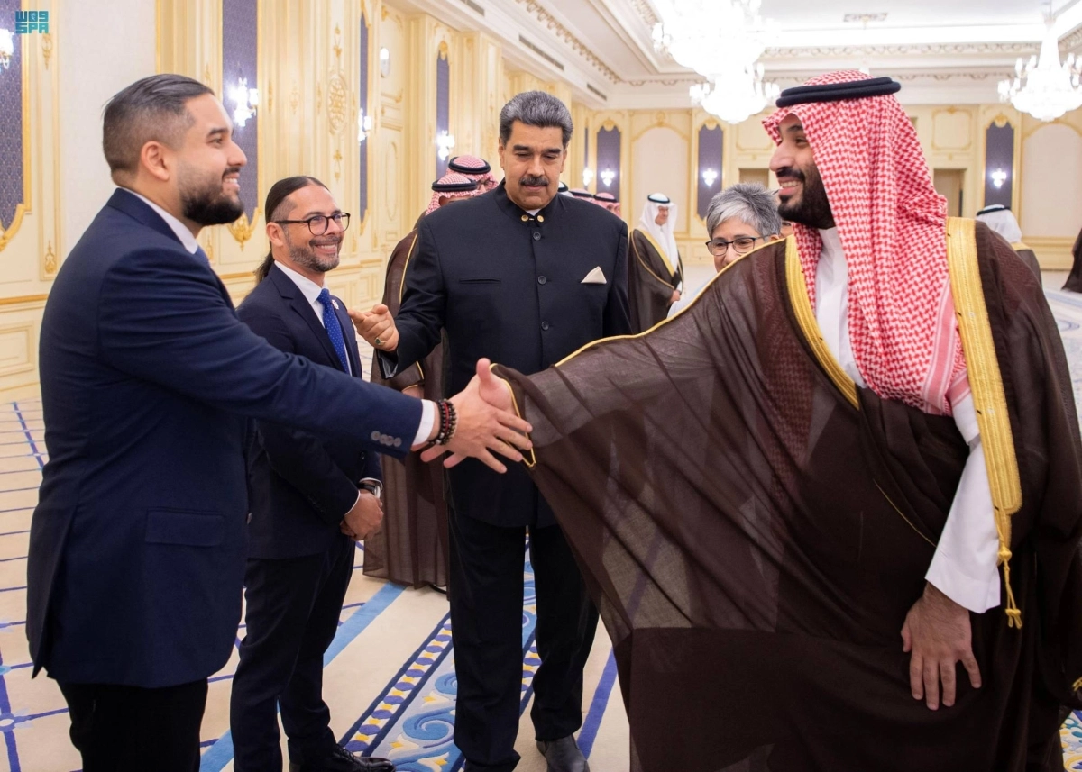 

الأمير محمد بن سلمان يصافح مرافقي رئيس فنزويلا