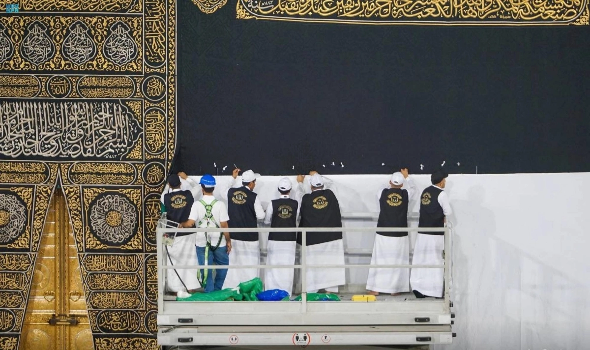 العمال أثناء رفع الكسوة (مكة)