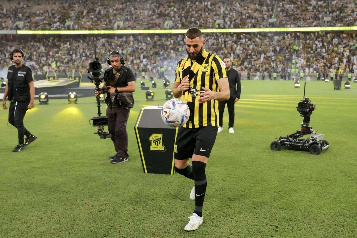 

 بنزيما مع الكرة أمام جماهير الاتحاد