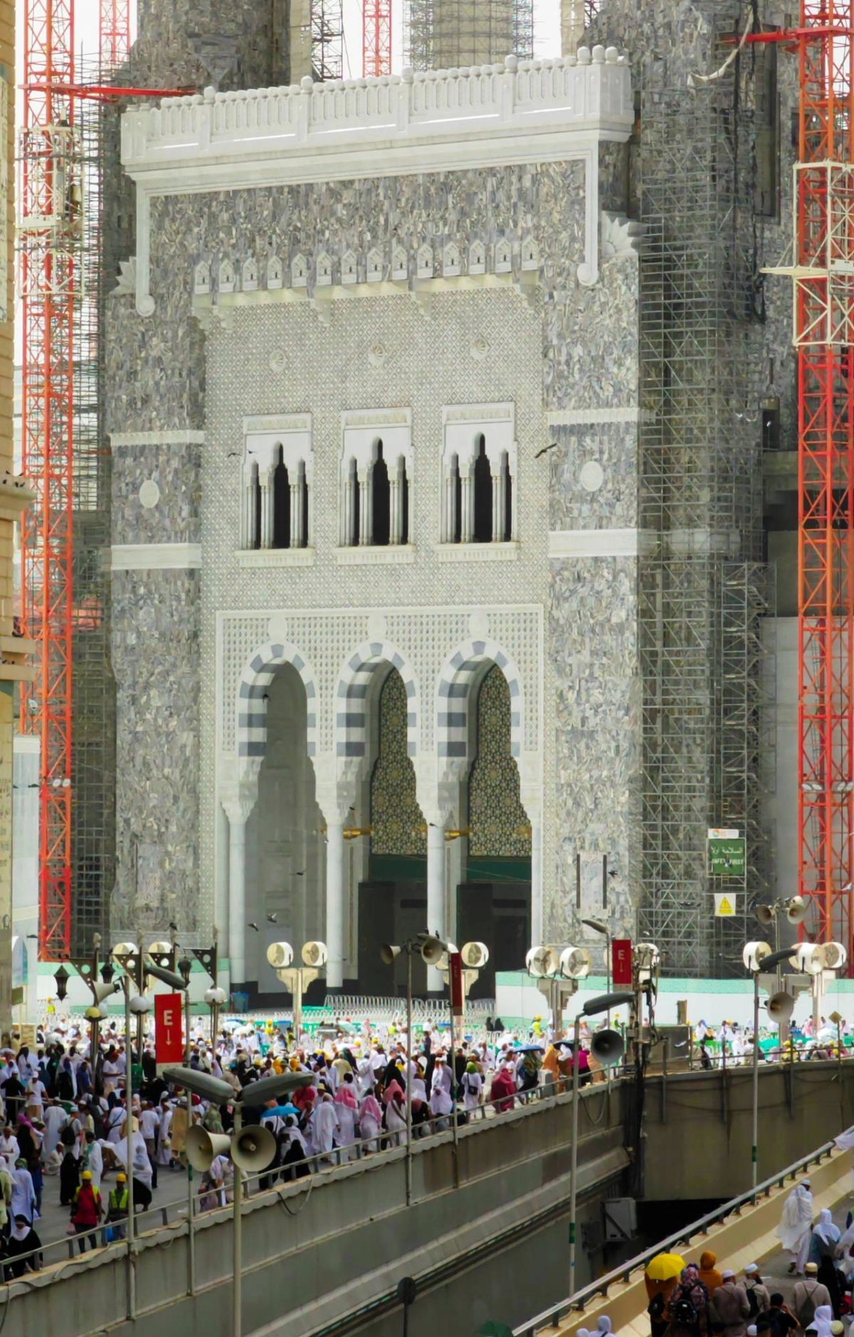 بعد إيقاف أعمال باب الملك عبدالعزيز بصفة موقتة ولسلامة حجاج بيت الله الحرام والتيسير لهم في الوقت نفسه، فتحت الرئاسة العامة لشؤون المسجد الحرام والمسجد النبوي الباب للمساعدة في استقبال ضيوف الرحمن الذين سيشهدهم المسجد الحرام خلال الأسابيع المقبلة. (أنس الحارثي)