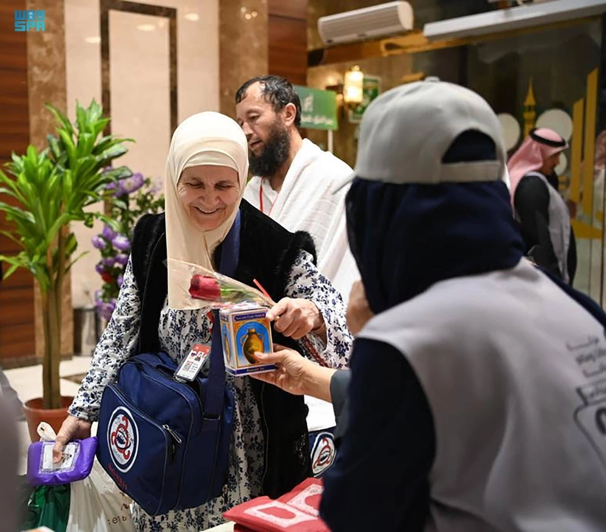 متطوعة تقدم وردا لحاجة وصلت مكة (مكة)