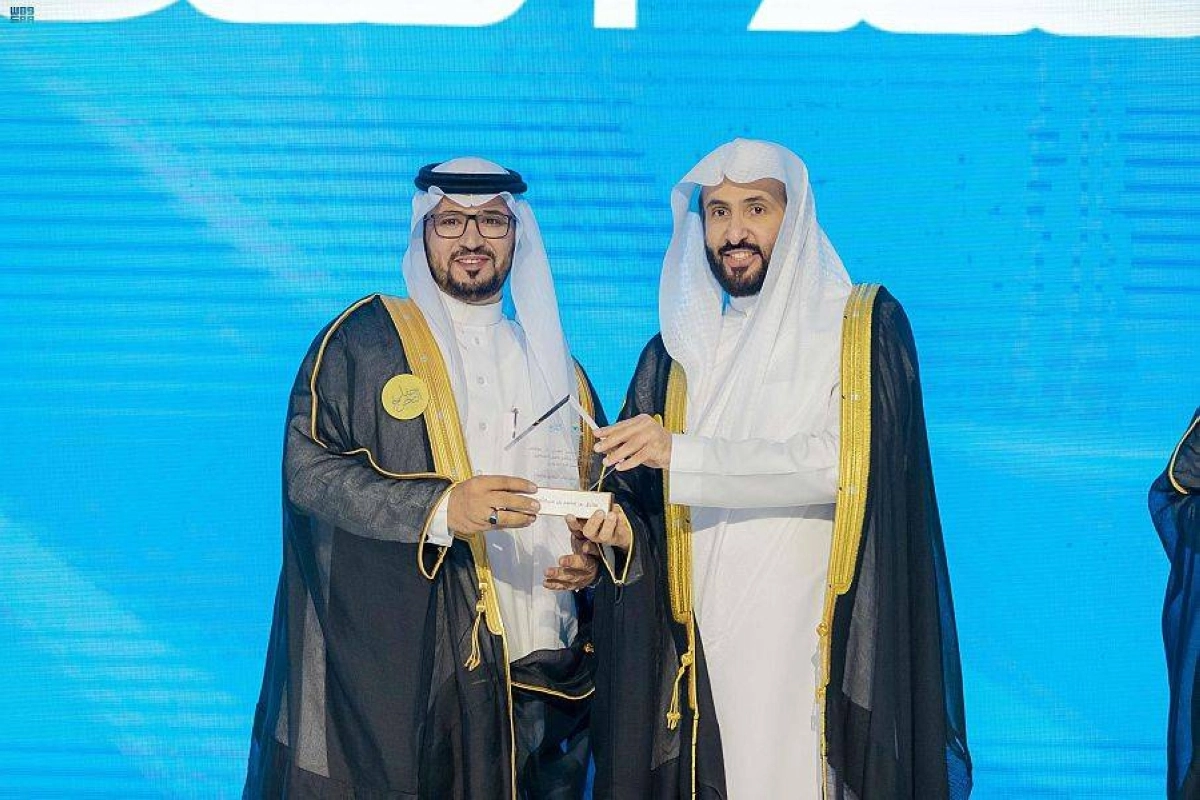 وزير العدل يقدم الشهادة لأحد الخريجين (مكة)