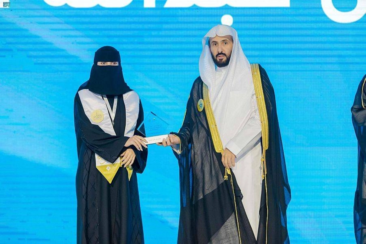 

الصمعاني يسلم الشهادة لخريجة                          (مكة)