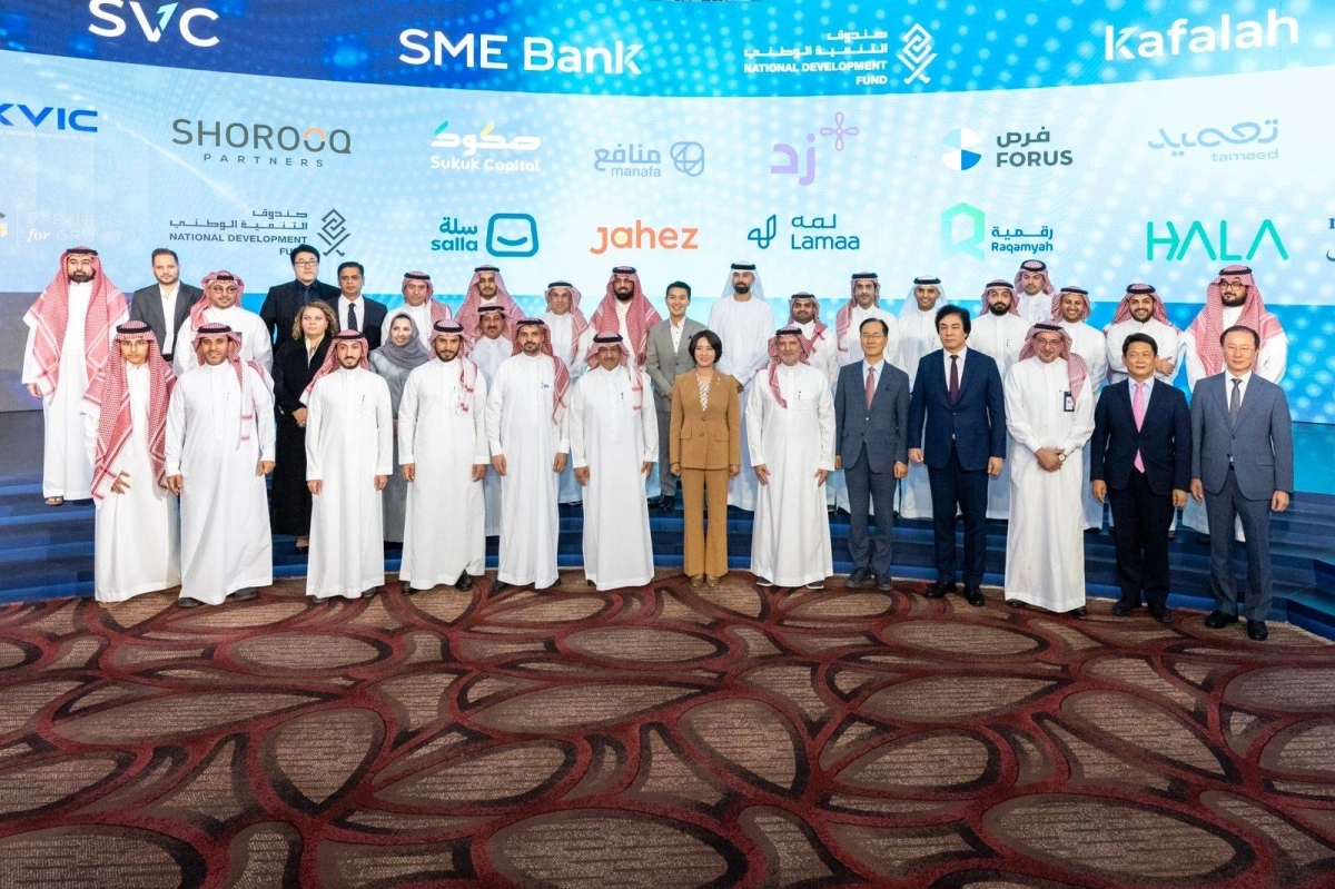 

من حفل التوقيع