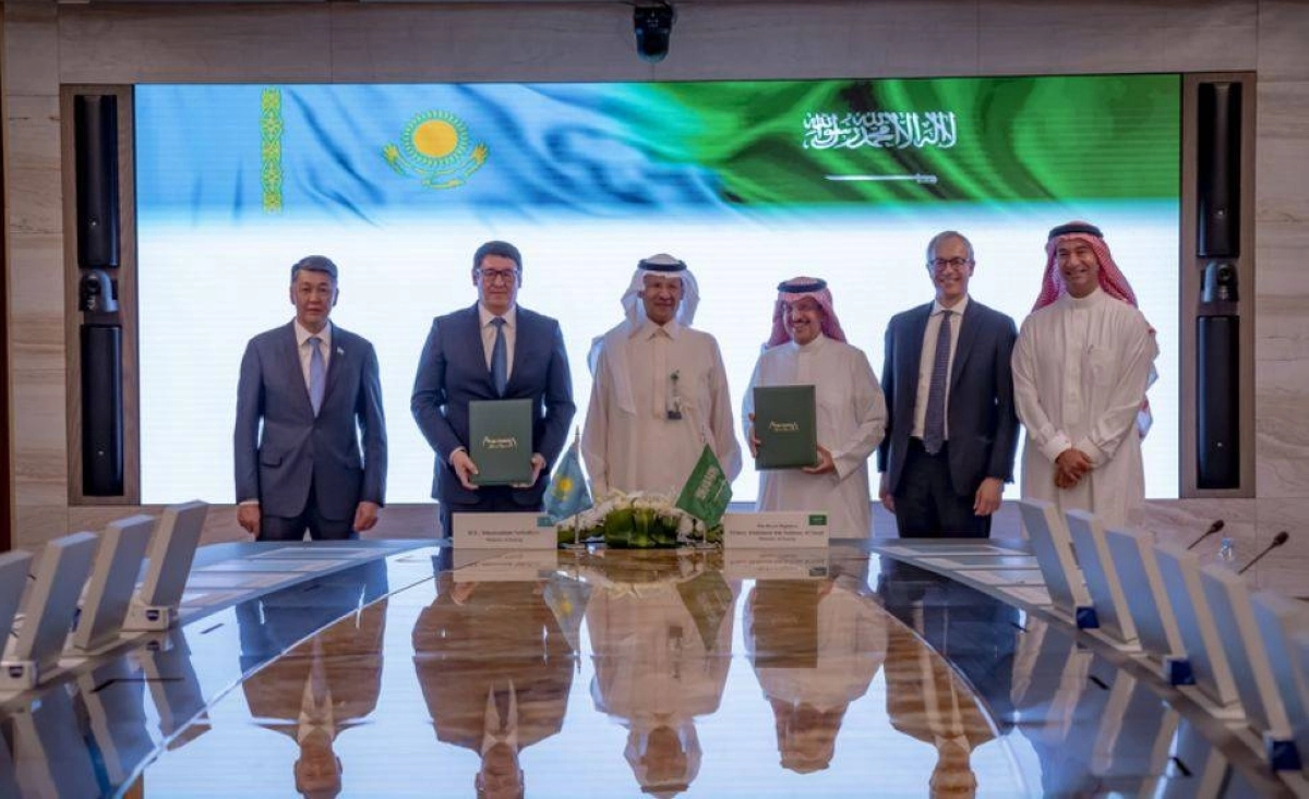 

وزير الطاقة يتوسط الموقعين على الاتفاقية