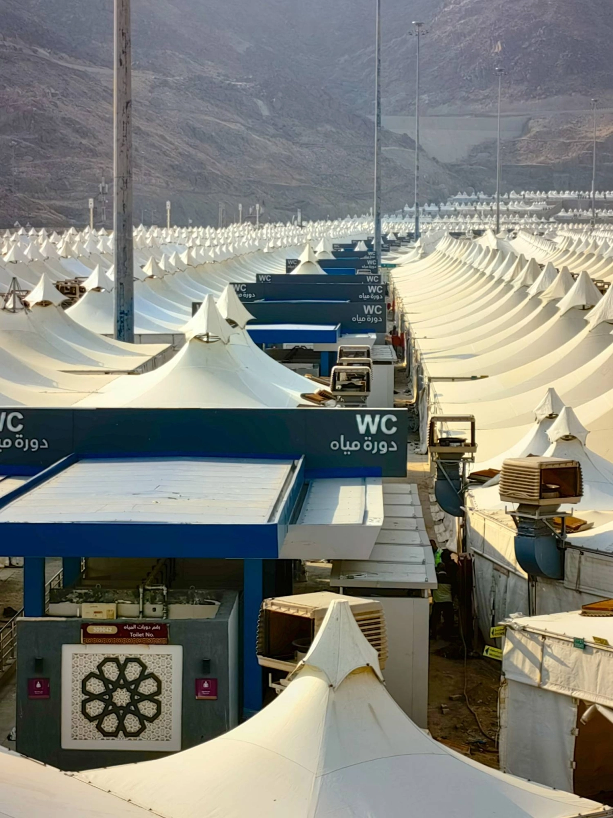 تحول مشعر منى (مدينة الخيام البيضاء) إلى خلية نحل لتهيئة الأجواء المناسبة لضيوف الرحمن قبل بدء المناسك، حيث تشهد هذه الأيام سباقا بين القطاعات الحكومية والخاصة، لتقديم الخدمات والقيام بالصيانة الدورية.
وتبذل هذه الجهات كل طاقاتها وإمكاناتها لتوفير سبل الراحة والأمن لضيوف الرحمن. (أنس الحارثي)