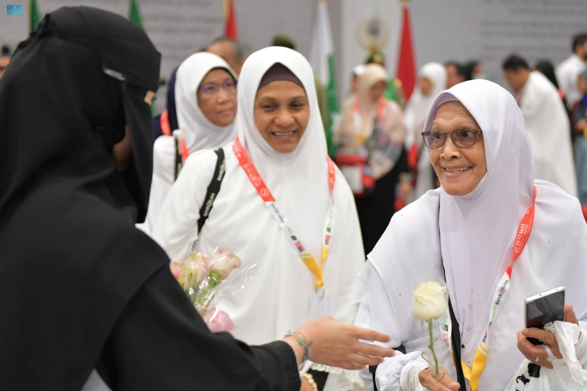 

استقبال الحجاج بالورود                   (مكة)