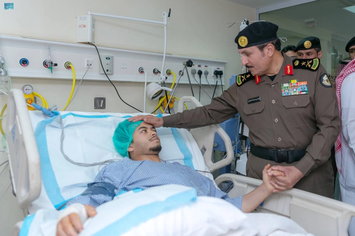 مدير الامن العام يطمئن على احد المصابين (مكة)