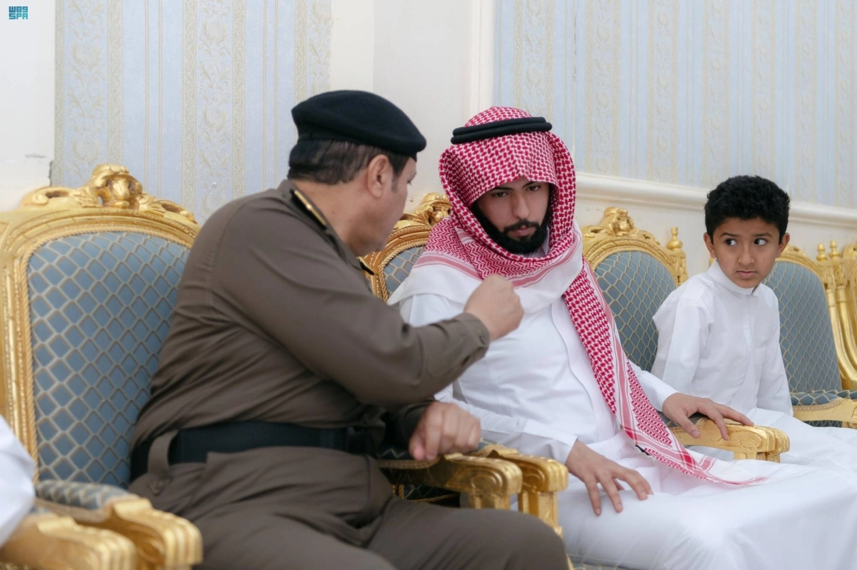 مدير الامن العام يعزي اسرة الشهيد (مكة)