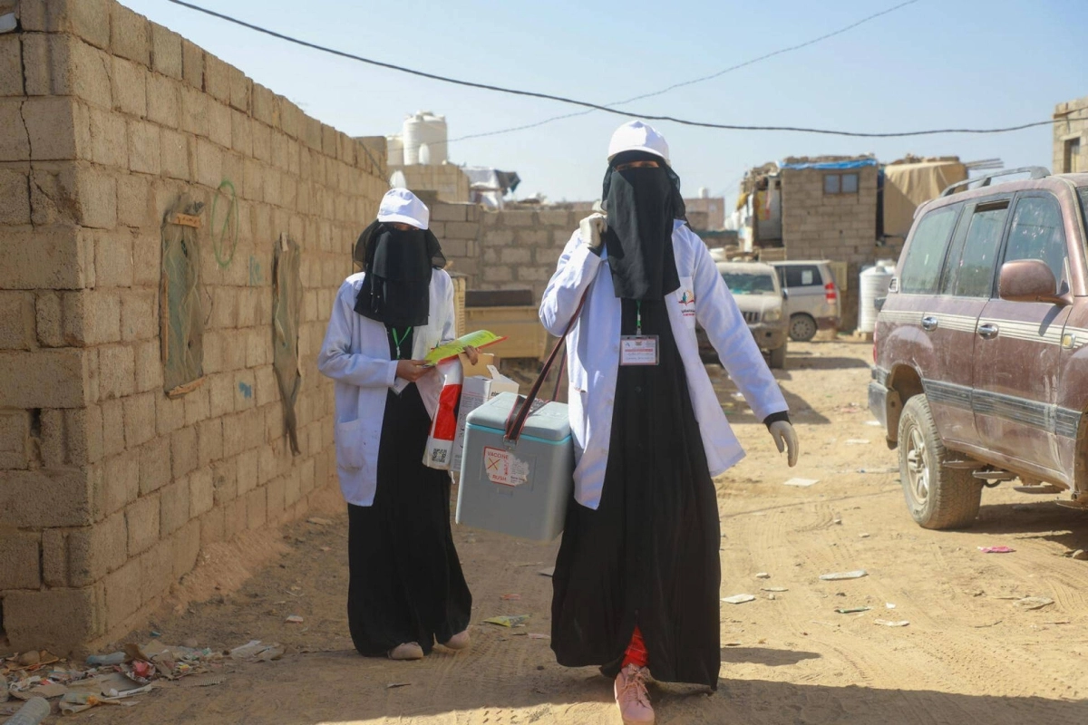 

موظفتا صحة في إحدى محافظات اليمن                                (مكة)