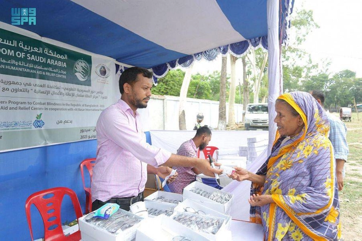 تسليم نظارات طبية للمرضى