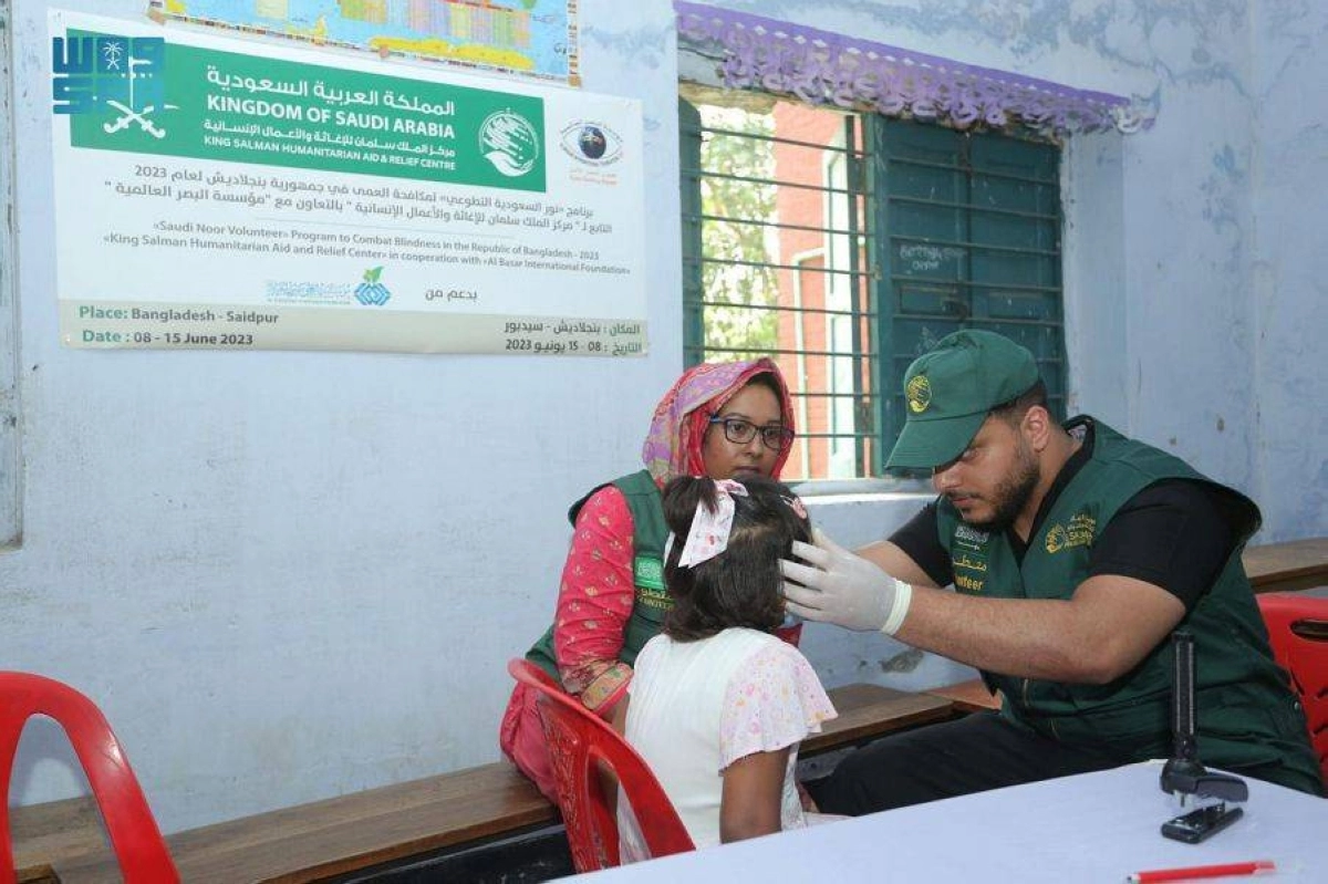 الكشف على طفلة صغيرة