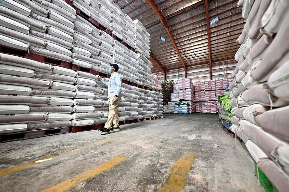 التأكد من سلامة المنتجات داخل المستودع (مكة)