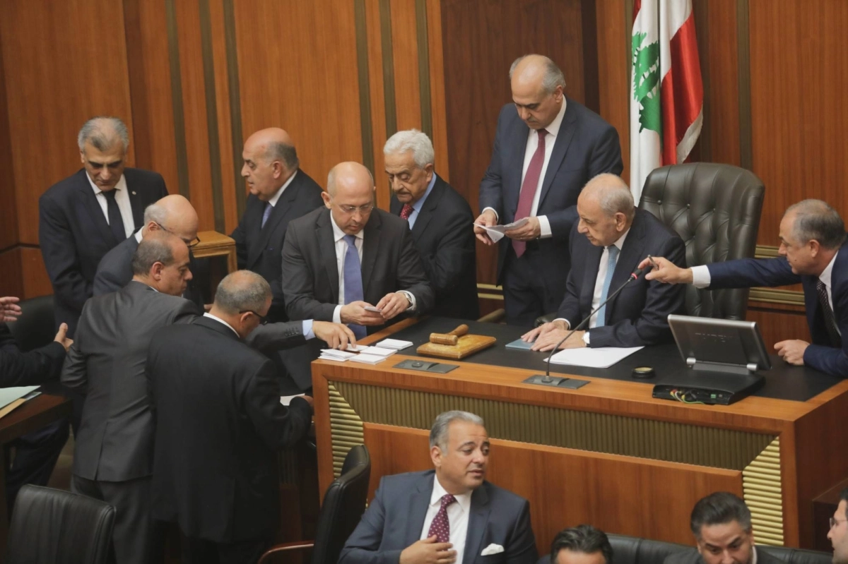 

 التصويت داخل مجلس النواب اللبناني                                              (د ب أ)