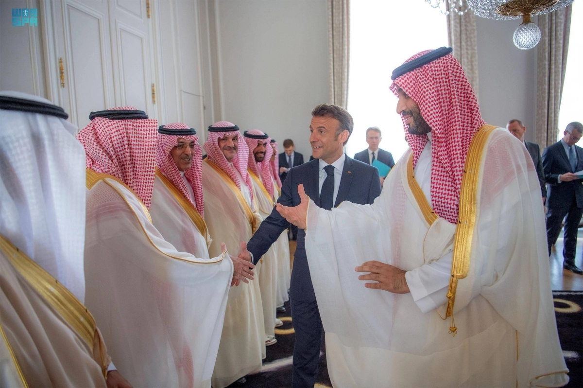 ماكرون يصافح الوفد السعودي بحضور ولي العهد