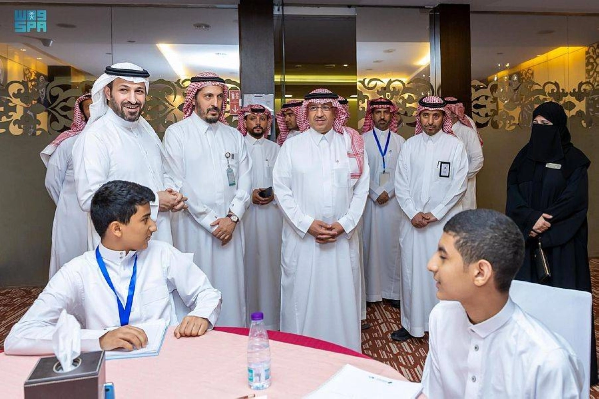 

يوسف البنيان خلال زيارته لطلاب «موهبة»                                  (مكة)