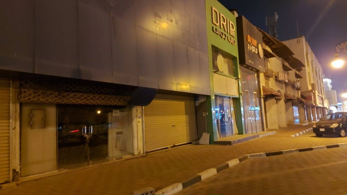 جانب من محلات أغلقت أخيرا في منطقة كانت عامرة بطريق الأمير محمد بن فهد بالدمام (مكة)