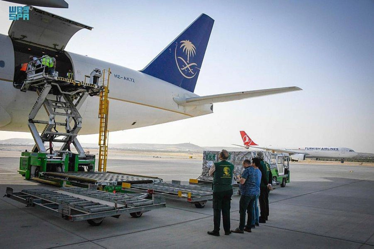 

لحظة إنزال شحنة الطائرة السعودية                              (واس)