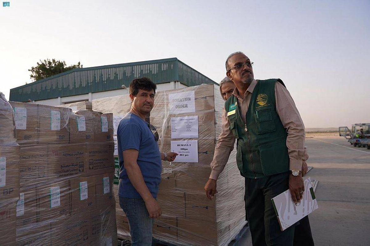 المركز يتابع تسليم المواد الطبية