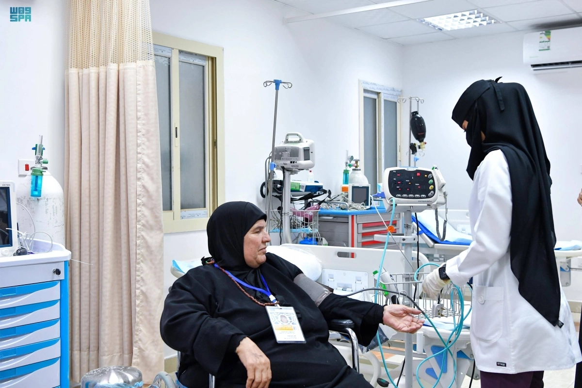 قياس ضغط الدم لإحدى الحاجات (مكة)