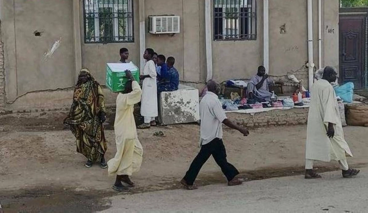 شاب يحمل السلة في شوارع بورتسودان