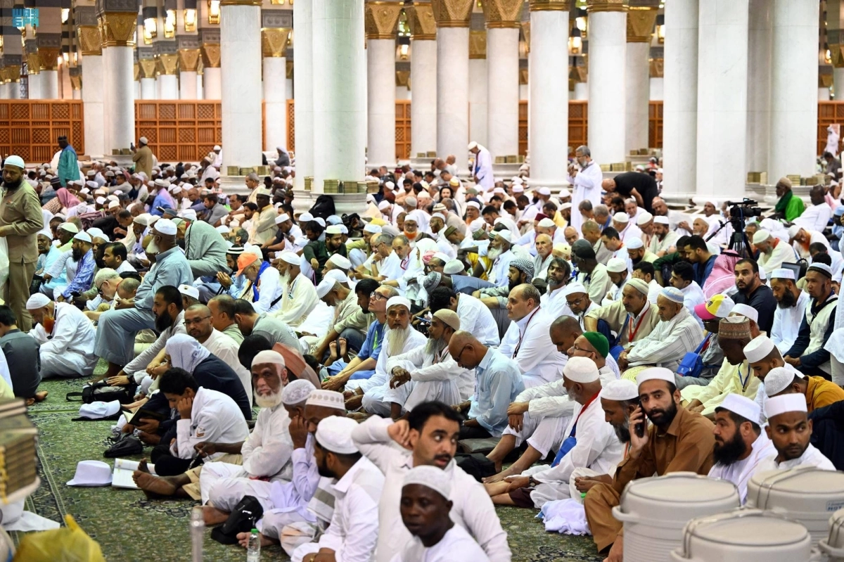 الحجاج يصلون في المسجد النبوي (مكة)