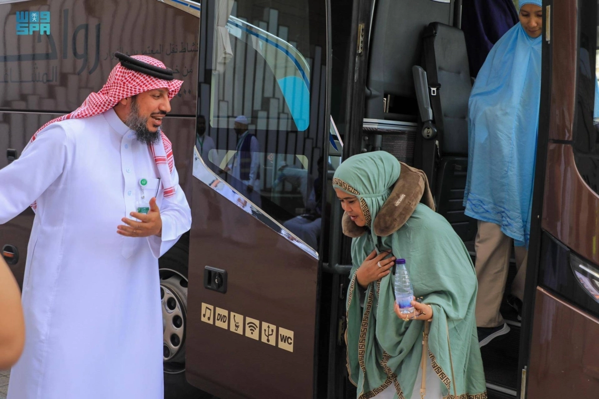 الترحيب بالحجاج منذ نزولهم من الحافلات (مكة)