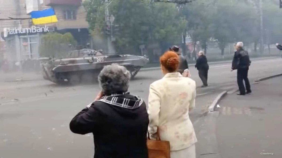 

الحياة تسير بجانب الدبابات في كييف                                          (مكة)