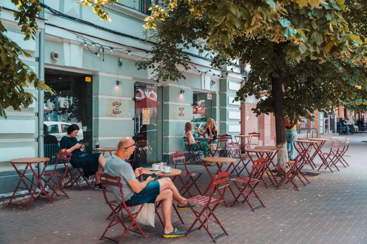 أوكرانيون على المقاهي