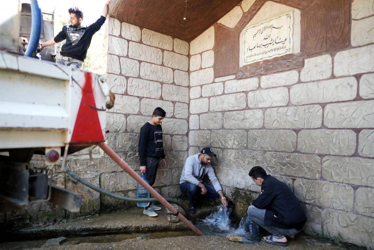 

لبنانيون يعتمدون على الصهاريج للحصول على المياه                                                    (مكة)