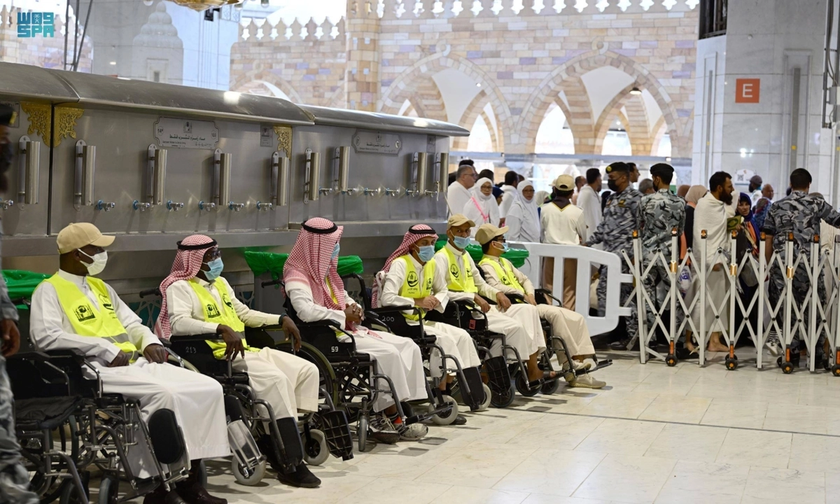 

متطوعون في المسجد الحرام                                       (مكة)