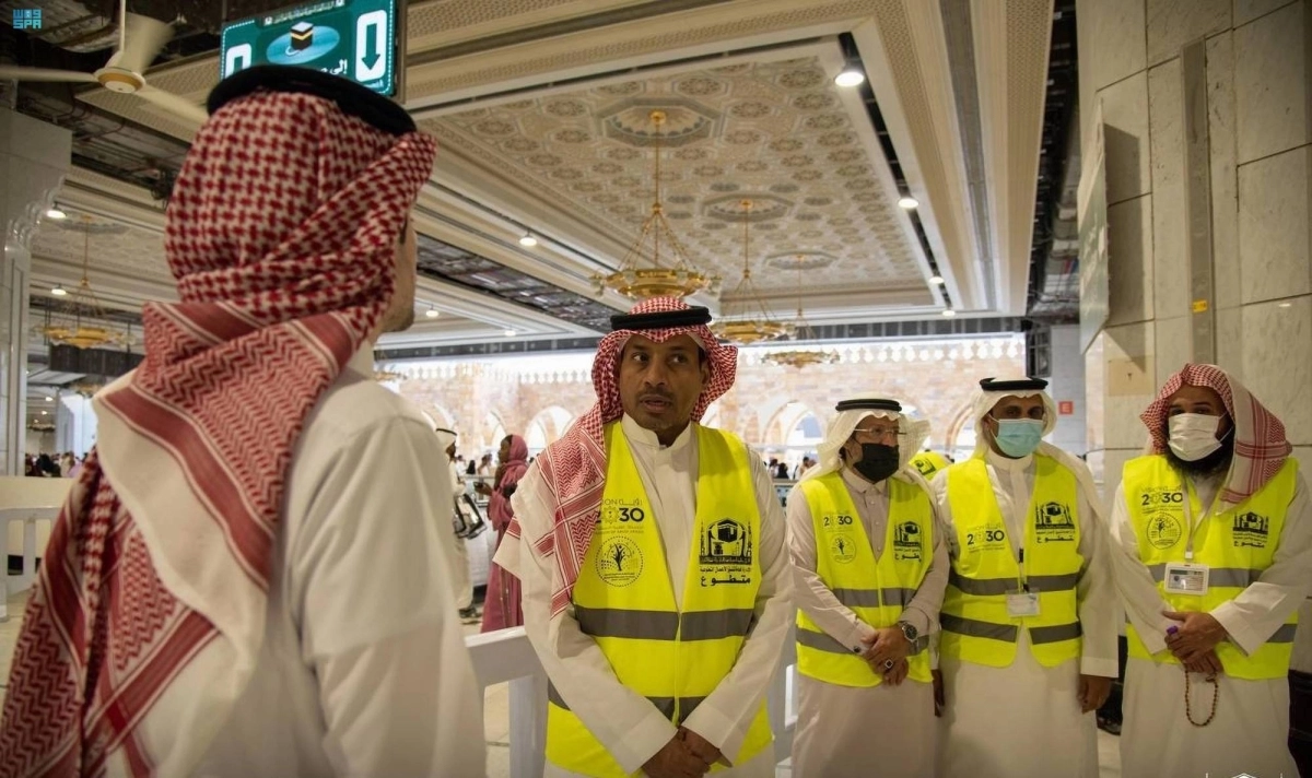  عدد من المتطوعين (مكة)