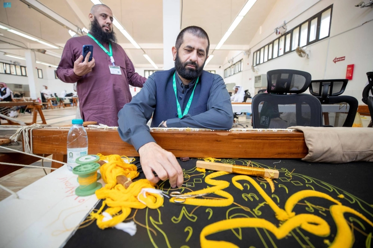 أحد الضيوف يتابع صناعة الكسوة (مكة)