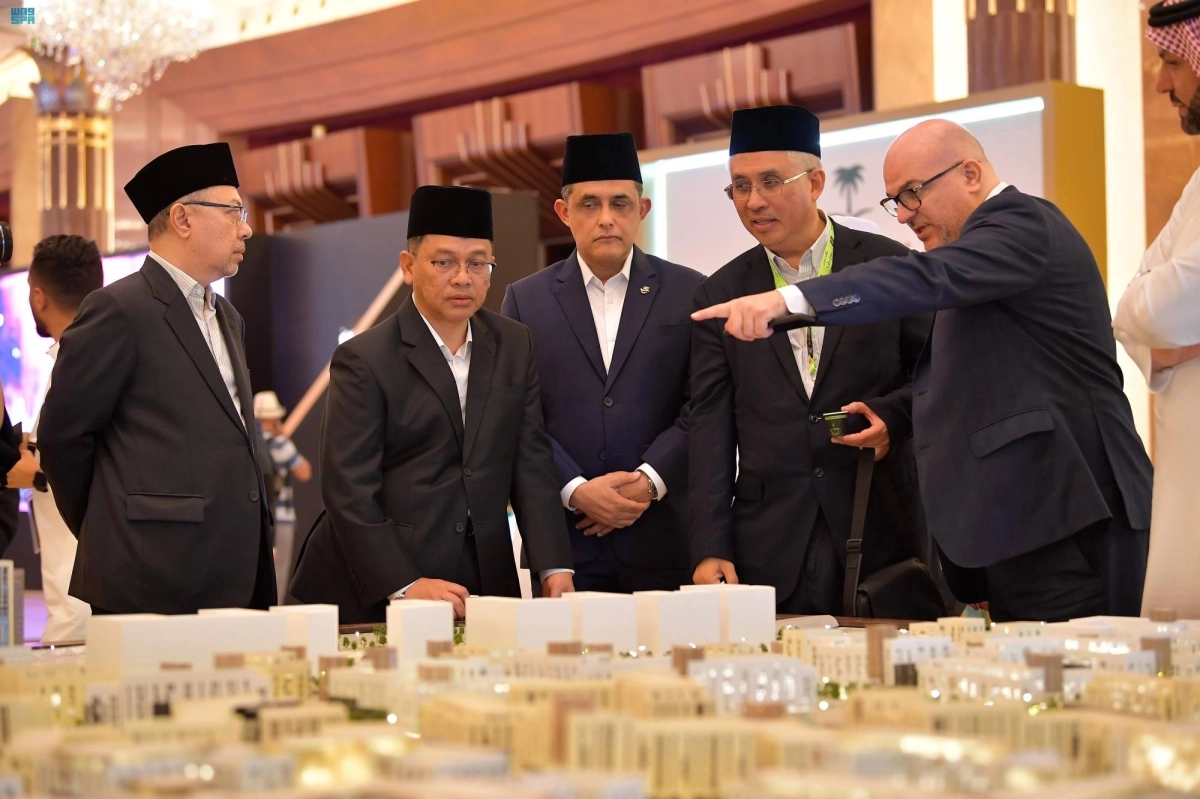 

زوار يطلعون على مشاريع الحج                          (مكة)