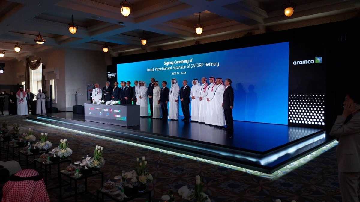 رئيس ارامكو الى جانب رئيس توتال انرجيز ومسؤولين آخرين عقب توقيع ترسية المشروع (مكة)