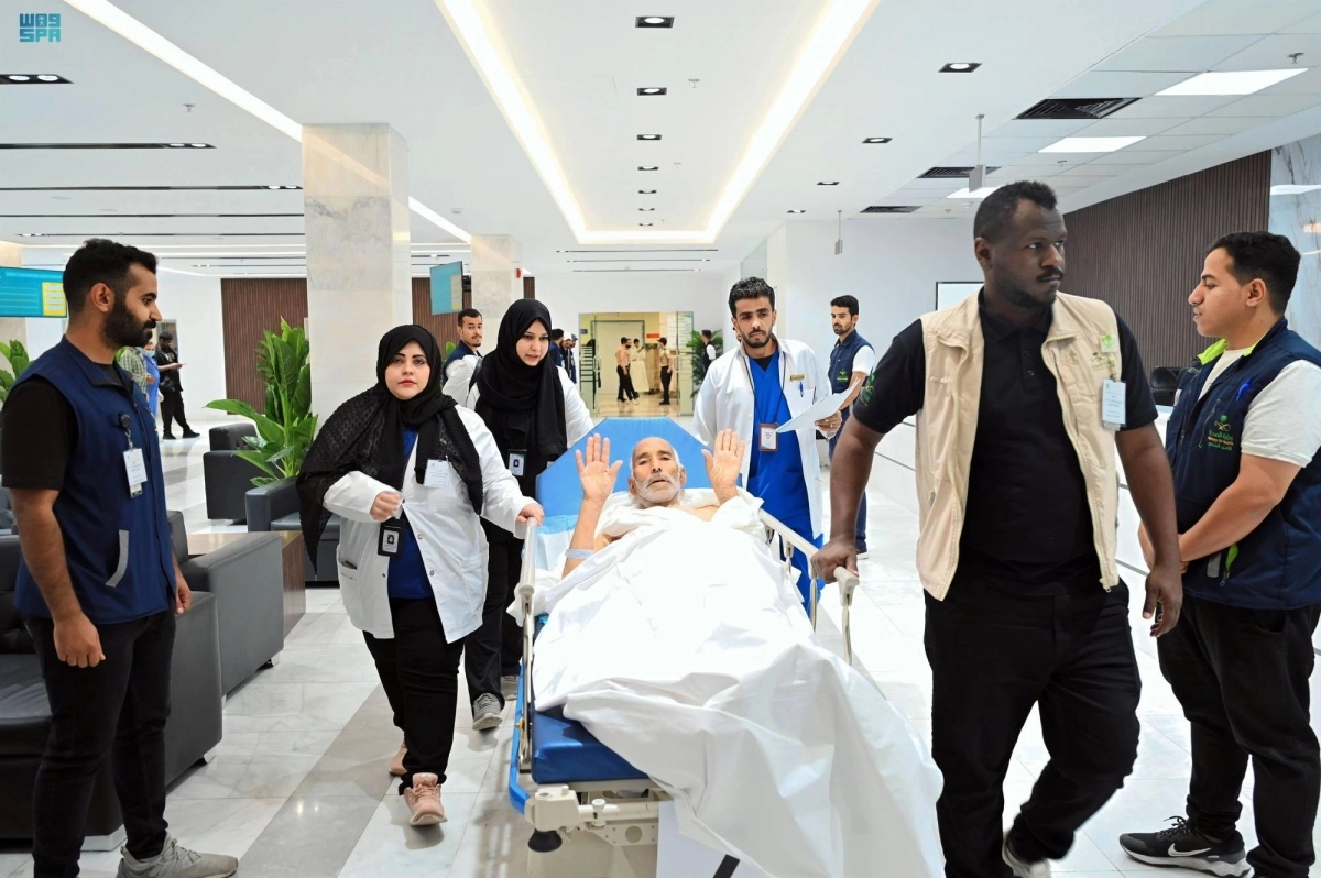 نقل احد الحجاج المنومين (مكة)