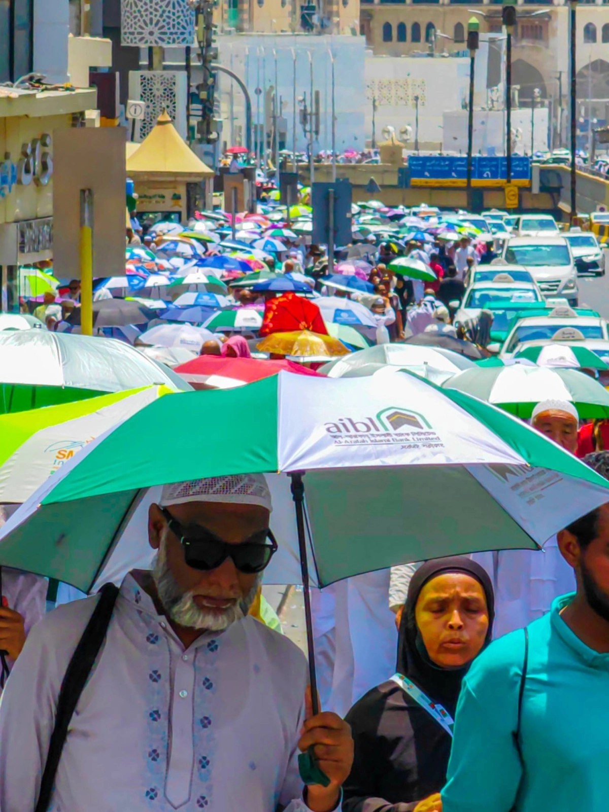 

ضيوف الرحمن في المنطقة المركزية بعد أداء الصلاة في المسجد الحرام            ( أنس الحارثي)