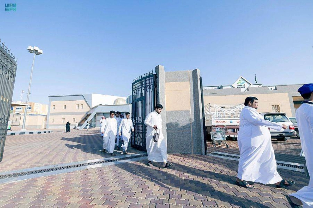 

الحجاج الأيتام يتوجهون للحافلات     (مكة)