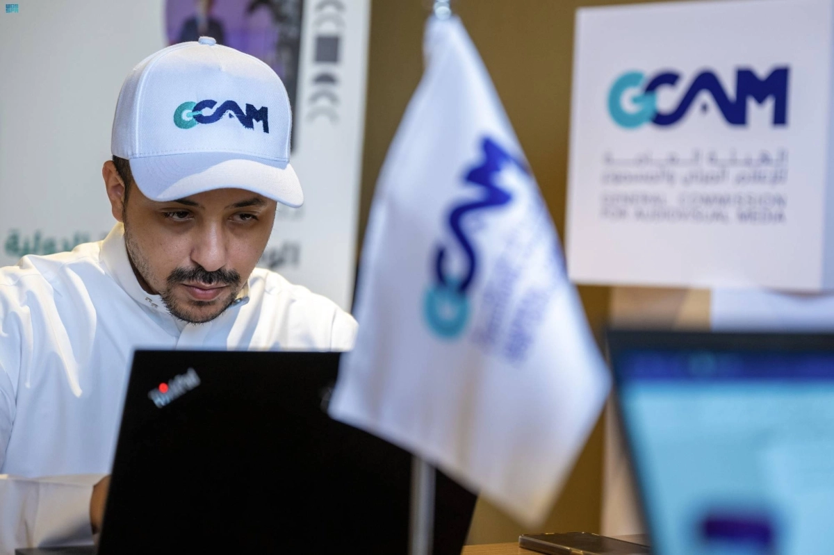 إعلامي يؤدي مهامه في تغطية الحج (مكة)