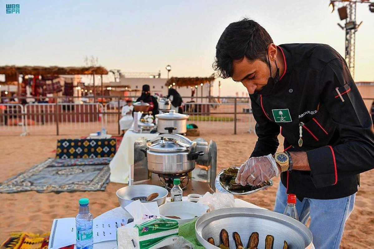 متسابق يقوم باعداد وجبته في المسابقة (مكة)