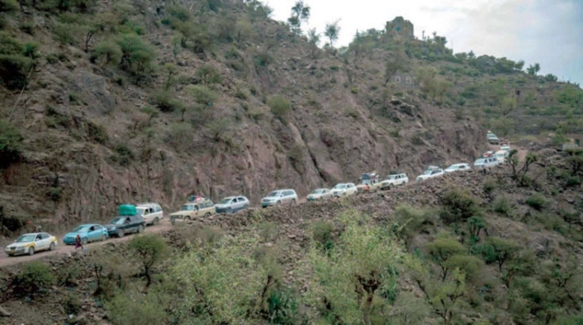 السيارات تعاني للوصول إلى تعز