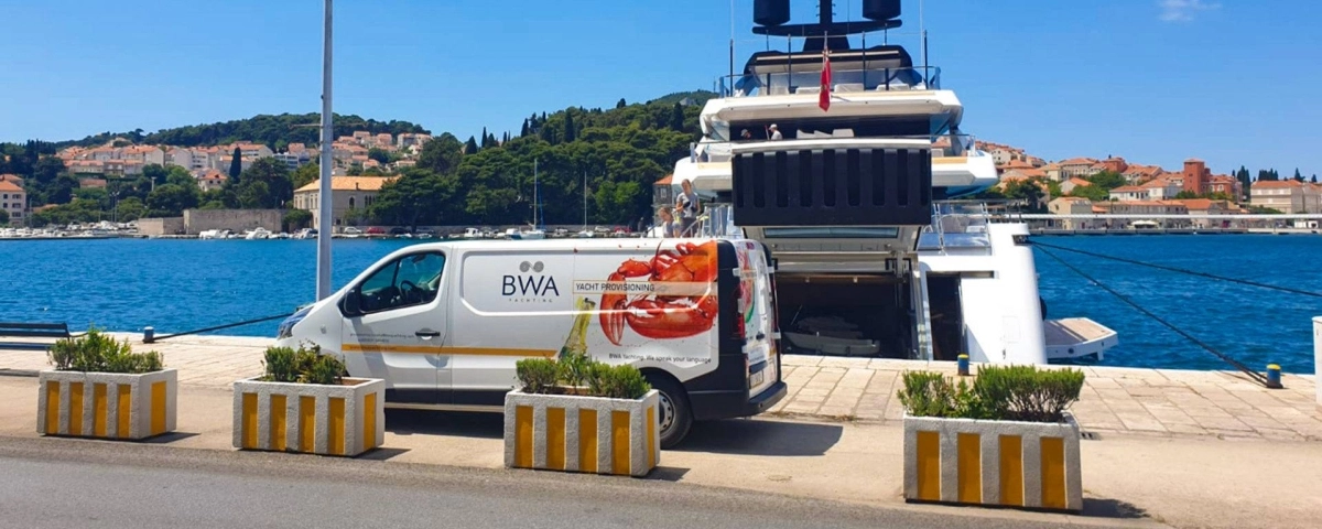 

فريق الوكالة أثناء خدمة أحد اليخوت